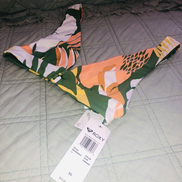 Reversible Roxy bikini top (UPDATED sizes) - Picture 2 of 5